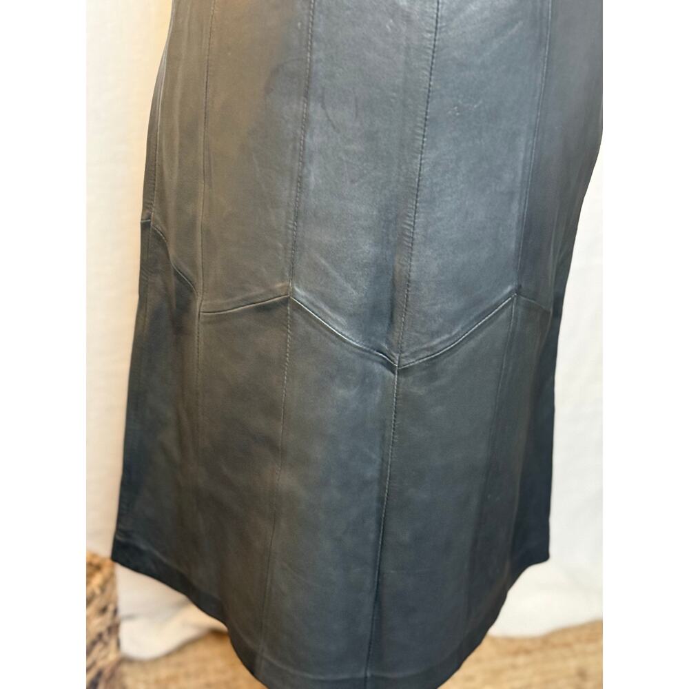 Vintage Isaac Mizrahi Black Leather Paneled A-Line Skirt
Size 6 - Picture 3 of 6
